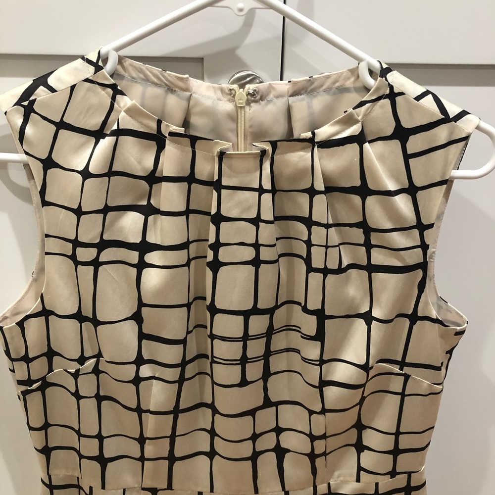 Dresses - Picture 2 of 3